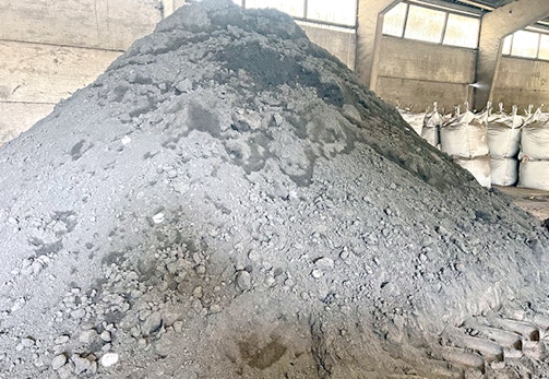 Cette image présente un monticule d'Agri-Ozmoz, une solution de pointe pour la gestion de la sécheresse en agriculture, exposé sdans un stockage. C'est une poudre granuleuse qui, une fois mélangée au sol, permet de retenir l'eau et de la restituer aux plantes en cas de stress hydrique. Cette photo révèle un produit fini, prêt à être utilisé par les agriculteurs pour une irrigation plus durable et efficace. La simplicité de l'emballage et la clarté du message mettent en évidence la facilité d'utilisation d'Agri-Ozmoz et son impact positif sur la croissance des plantes et la conservation de l'eau.