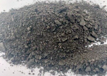 Cette image met en évidence la texture granuleuse unique de la poudre Agri-Ozmoz, conçue pour améliorer la rétention d'eau dans les sols agricoles. Les grains de forme et de taille régulières facilitent la distribution uniforme de la poudre, ce qui permet aux racines des plantes d'accéder plus facilement à l'eau stockée. Cette visualisation de la poudre d'Agri-Ozmoz illustre son efficacité pour réduire la consommation d'eau et encourager une croissance optimale des plantes, tout en contribuant à une irrigation durable et à la lutte contre la sécheresse en agriculture.